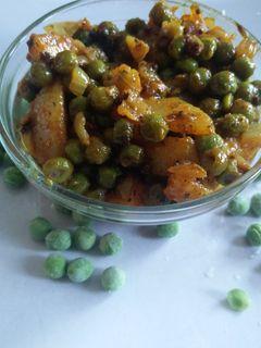आलू मटर मसालेदार  (Aloo matar masaledar recipe in hindi) रेसिपी मुख्य फोटो