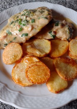 Una foto de Pollo con crema de verdeo y papas españolas de Bigote Cocina