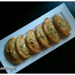 A picture of Khoya gujiya.
