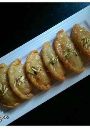 A picture of Khoya gujiya.