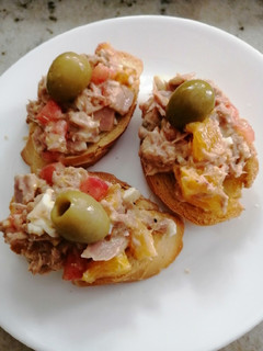 Una foto de Bruschettas de atún agridulces