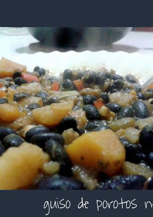 Una foto de Guiso de porotos negros