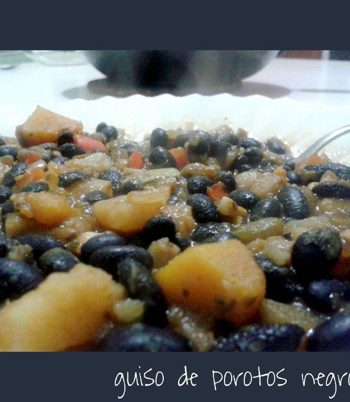 Una foto de Guiso de porotos negros