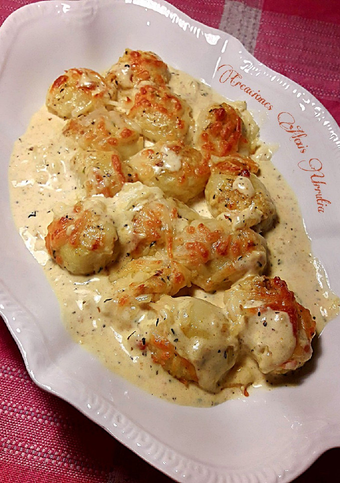 Una foto de Patatas gratinadas en salsa de bibsa y dos natas