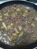 Arrachera en su jugo con frijoles, papa y cebolla