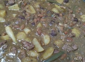 Una foto de Arrachera en su jugo con frijoles, papa y cebolla