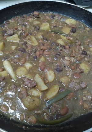 Una foto de Arrachera en su jugo con frijoles, papa y cebolla