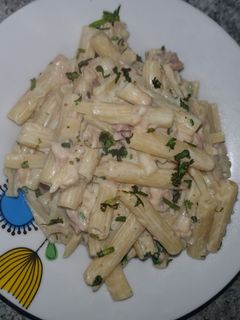 Una foto de Macarrones en salsa blanca.