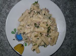 Una foto de Macarrones en salsa blanca.