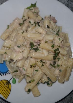 Una foto de Macarrones en salsa blanca.