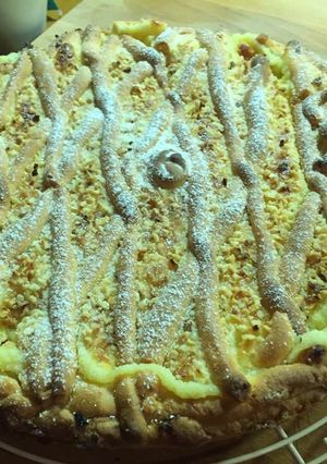 Foto di Crostata con crema pasticciera e granella di nocciole.