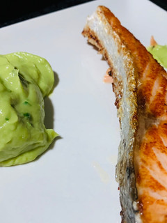 Una foto de Salmón con emulsión de aguacate 🥑🥑