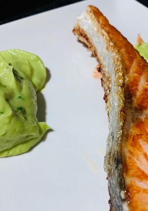Una foto de Salmón con emulsión de aguacate 🥑🥑