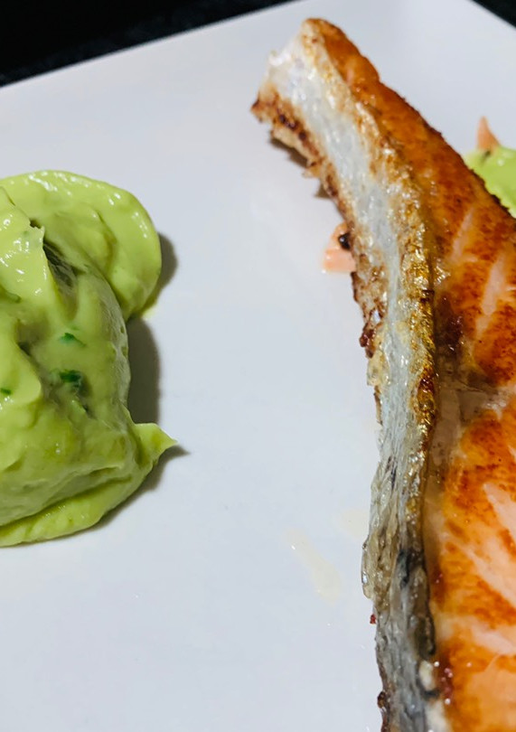 Una foto de Salmón con emulsión de aguacate 🥑🥑