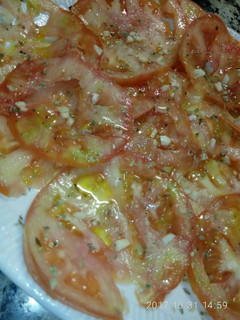 Una foto de Tomates aliñados
