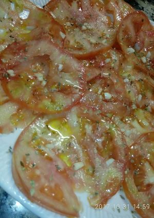 Una foto de Tomates aliñados