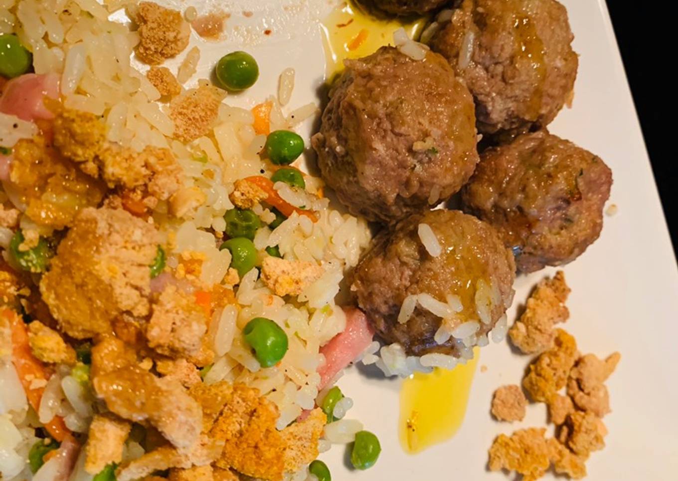 Albóndigas de ternera, tomate y rúcula