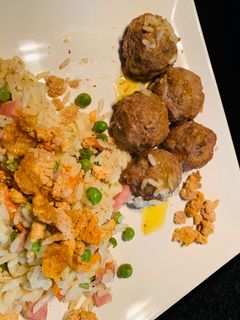 Una foto de Albóndigas de ternera, tomate y rúcula