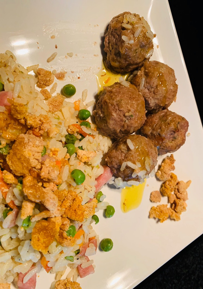 Una foto de Albóndigas de ternera, tomate y rúcula