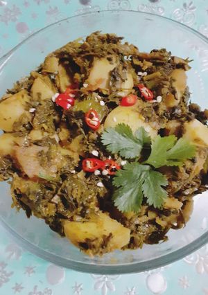 A picture of Alu meethi (fenugreek leaves).