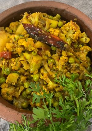 A picture of Aloo Fulgovi Matar Dry (Potato, cauliflower, Peas).