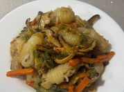 Una foto de noodles con shiitake