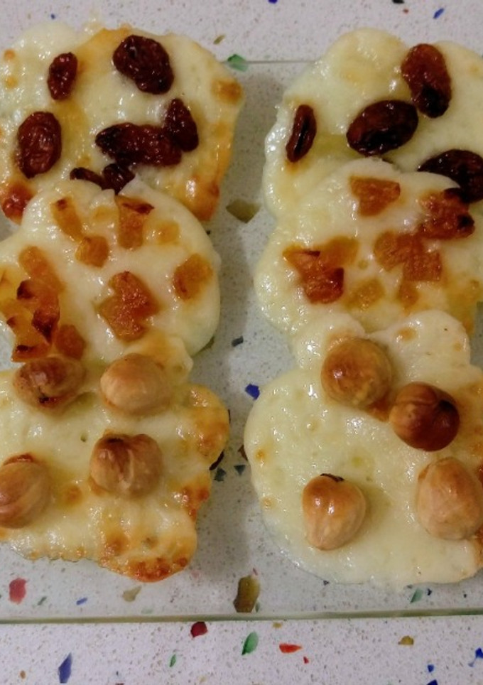 Una foto de Galletas de queso con albaricoques, pasas y avellanas