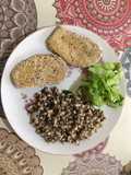 Milanesas de berenjena con ensalada de cebada y quinoa