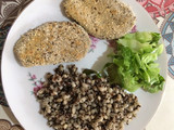 Milanesas de berenjena con ensalada de cebada y quinoa
