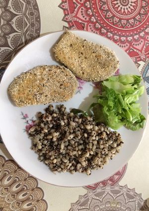 Una foto de Milanesas de berenjena con ensalada de cebada y quinoa