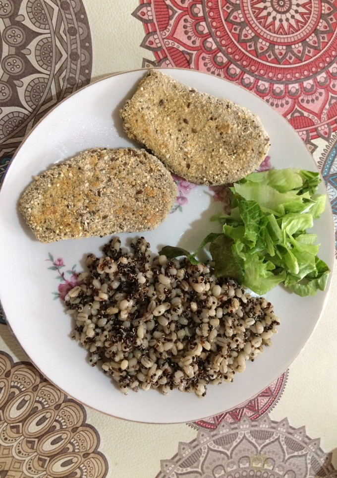 Una foto de Milanesas de berenjena con ensalada de cebada y quinoa