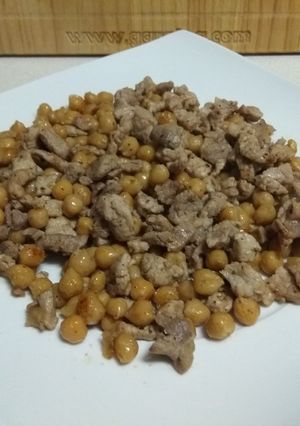 Una foto de Garbanzos con taquitos de cerdo