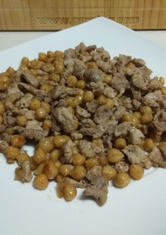 Una foto de Garbanzos con taquitos de cerdo