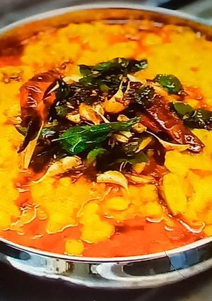 A picture of Butter garlic tadka matar dal.
