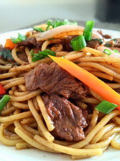 Una foto de Tallarines saltado de res👍🇵🇪
