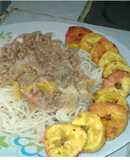 Carne de res molida con pasta y tostones de plátano Verde