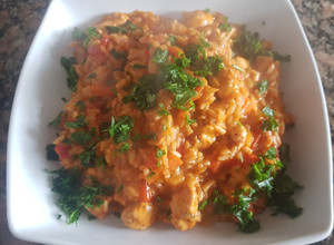 Una foto de Risotto diferente, con pollo y vegetales