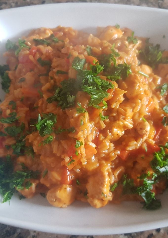 Una foto de Risotto diferente, con pollo y vegetales