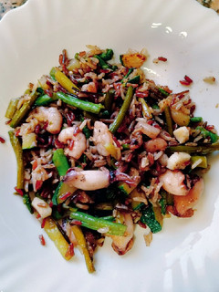 Una foto de Arroz salvaje con verduras, chipirones y gambas