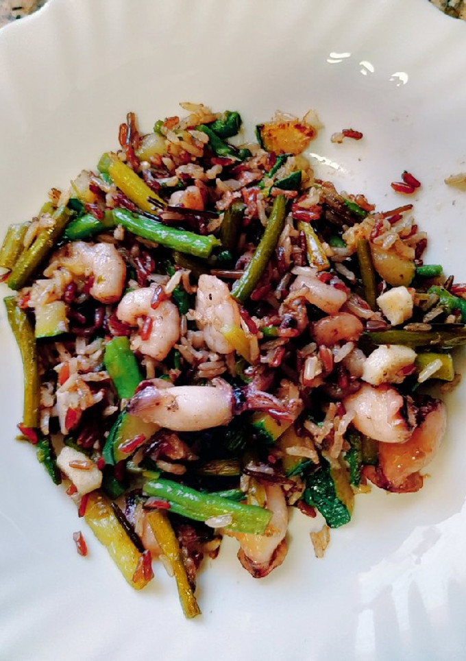 Una foto de Arroz salvaje con verduras, chipirones y gambas