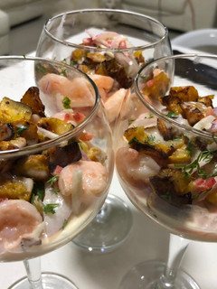 Una foto de Ceviche de plátano maduro y camarón