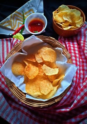 ক্রিস্পি পটেটো চিপস (Crispy potato chips recipe in Bengali) রেসিপির প্রধান ছবি