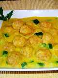 Pelotillas de carne mixta en salsa curry con calabacín