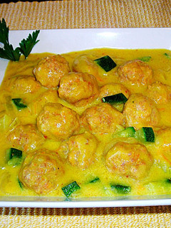 Una foto de Pelotillas de carne mixta en salsa curry con calabacín