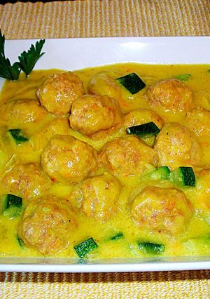 Una foto de Pelotillas de carne mixta en salsa curry con calabacín
