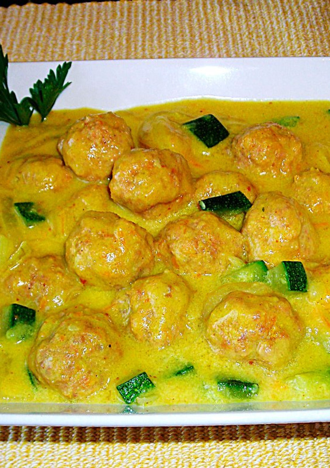 Una foto de Pelotillas de carne mixta en salsa curry con calabacín