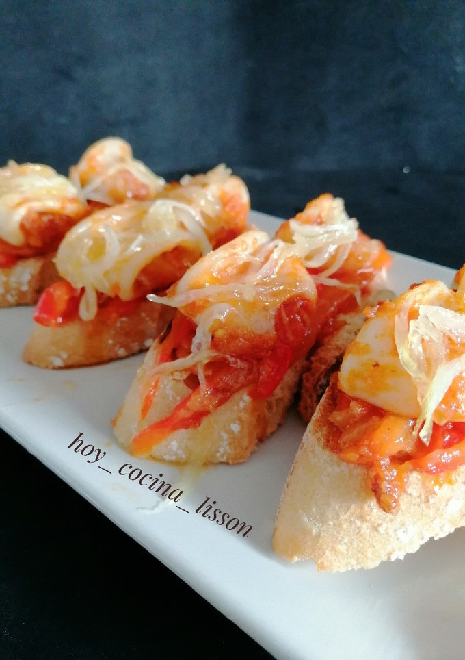 Una foto de Tosta de calamares con sobrasada, pimientos y cebolla caramelizada