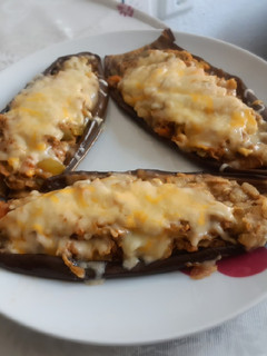 Una foto de Berenjenas rellenas de verduras y atún