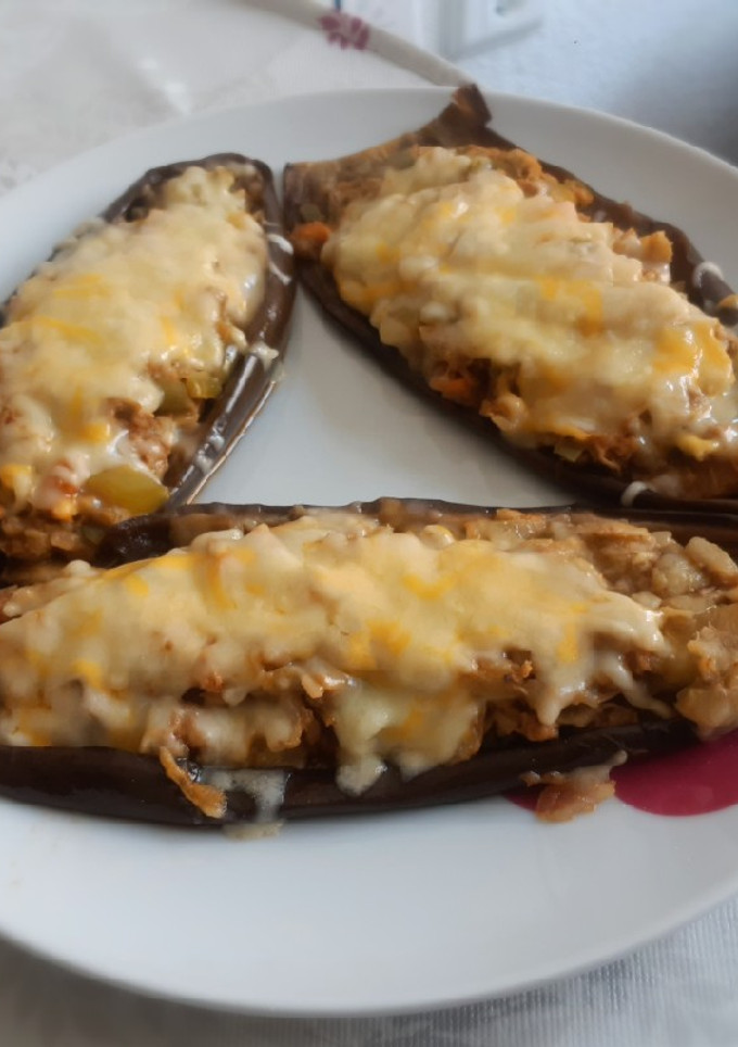 Una foto de Berenjenas rellenas de verduras y atún