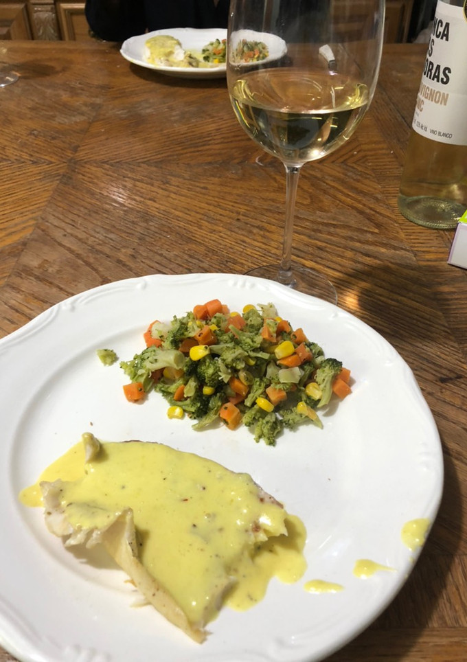 Una foto de Filete de pescado Hamachi en salsa de azafrán con el toque Sonorense
